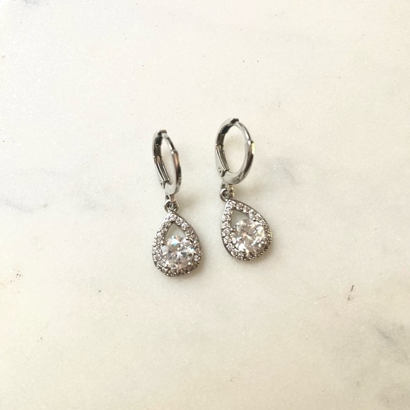 Silver Halo setting Cubic Zirconia/Swarovski crystal earrings matching pendant - Picture 2 of 3